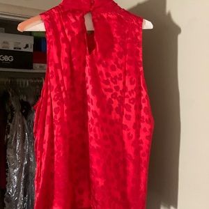 Sleeveless top, top buttons in the back, can be worn with jeans or shorts